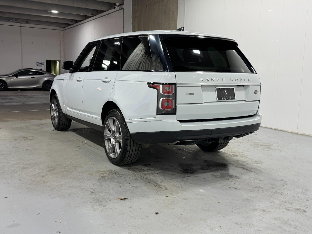 Land Rover Range Rover Vehicle Full-screen Gallery Image 03