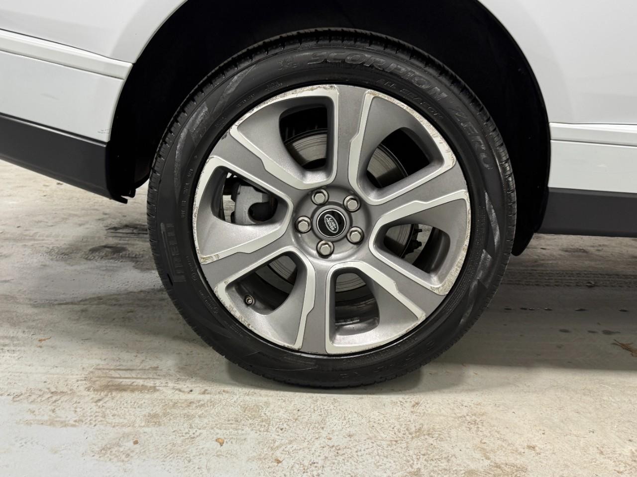 Land Rover Range Rover Vehicle Full-screen Gallery Image 05