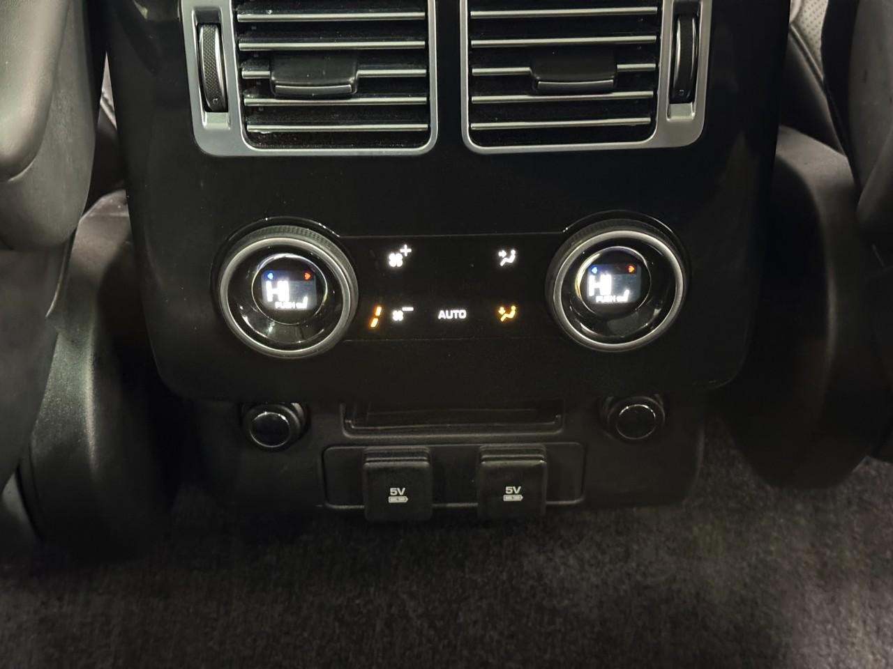 Land Rover Range Rover Vehicle Full-screen Gallery Image 11