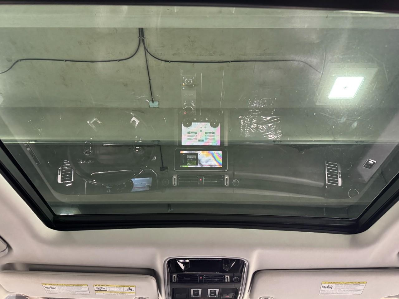 Land Rover Range Rover Vehicle Full-screen Gallery Image 12