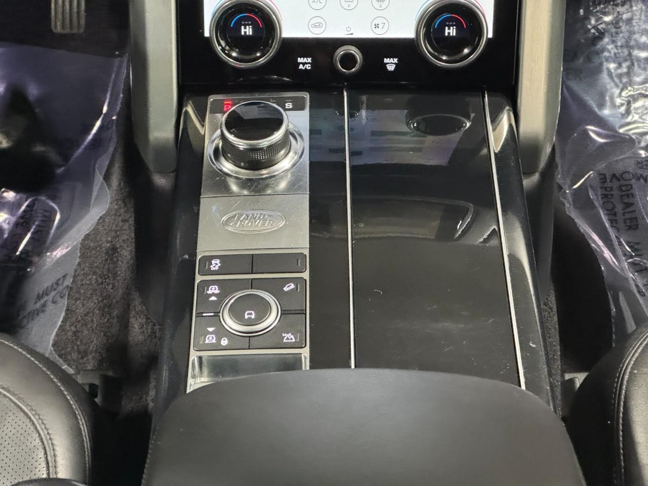 Land Rover Range Rover Vehicle Full-screen Gallery Image 17