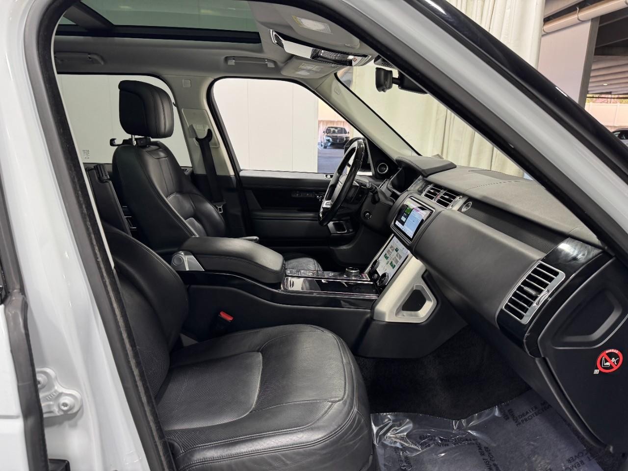 Land Rover Range Rover Vehicle Full-screen Gallery Image 19