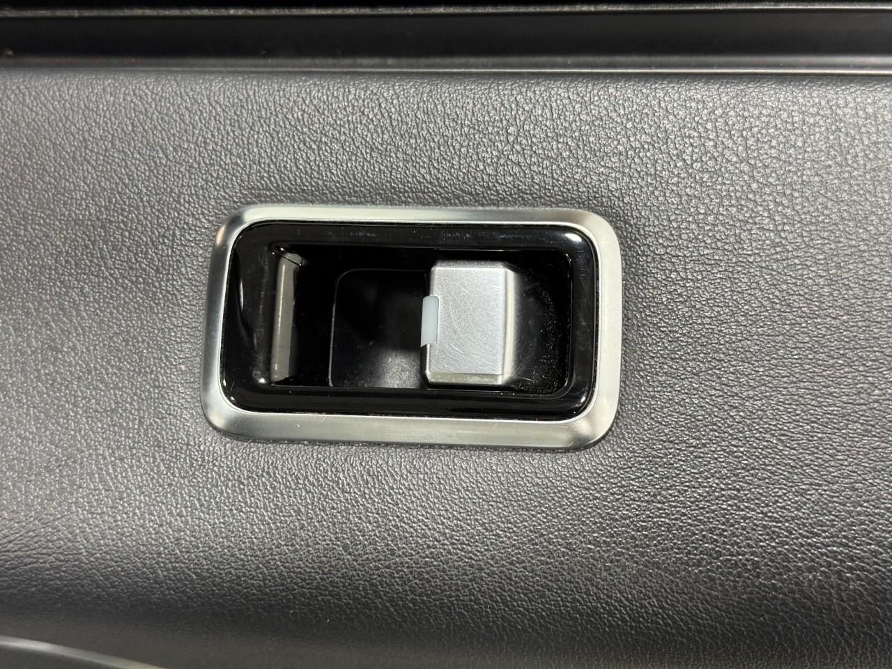 Land Rover Range Rover Vehicle Full-screen Gallery Image 21