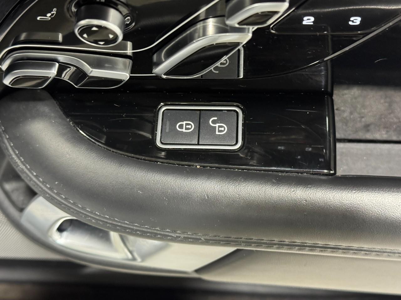 Land Rover Range Rover Vehicle Full-screen Gallery Image 23