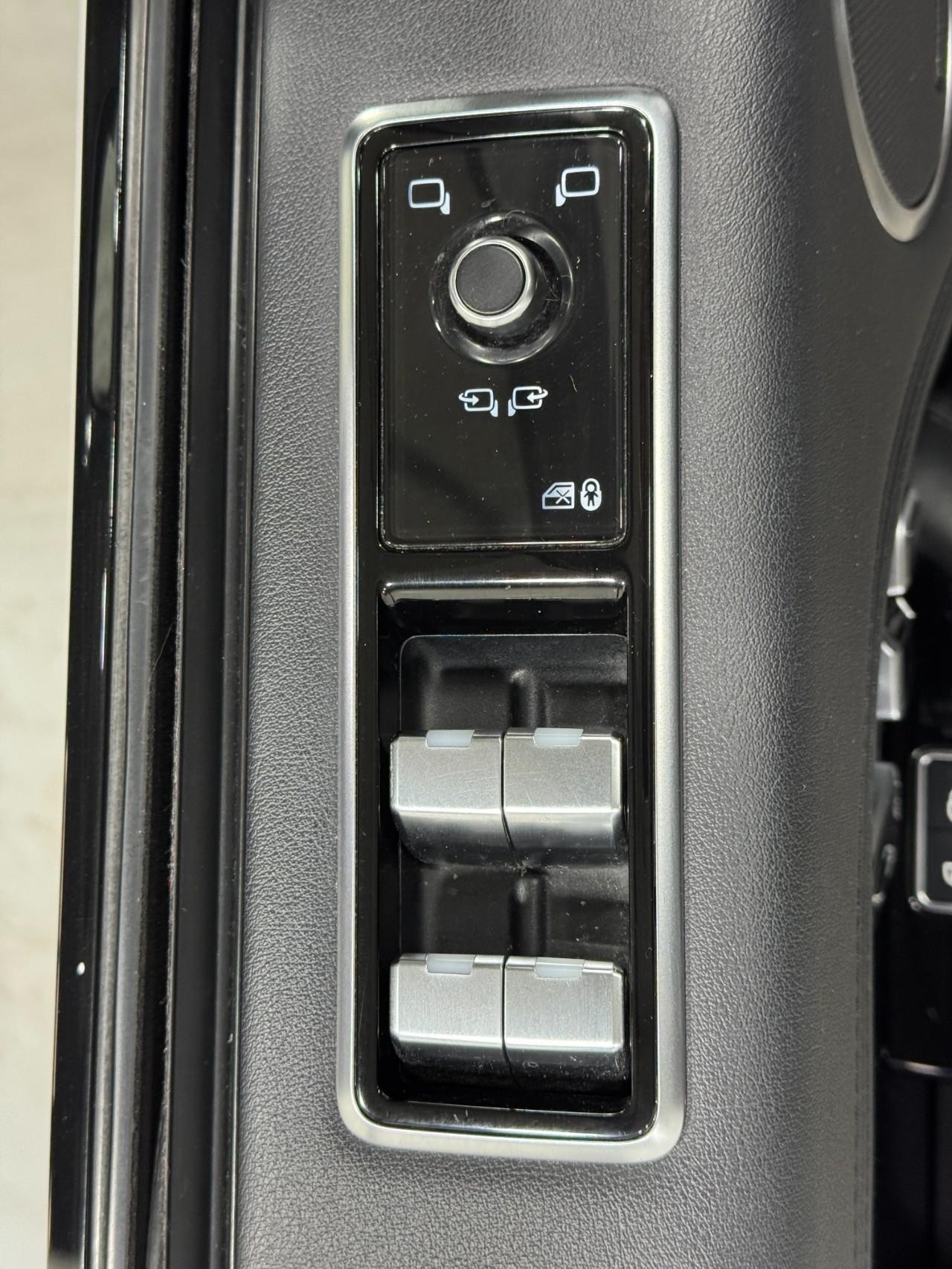 Land Rover Range Rover Vehicle Full-screen Gallery Image 24