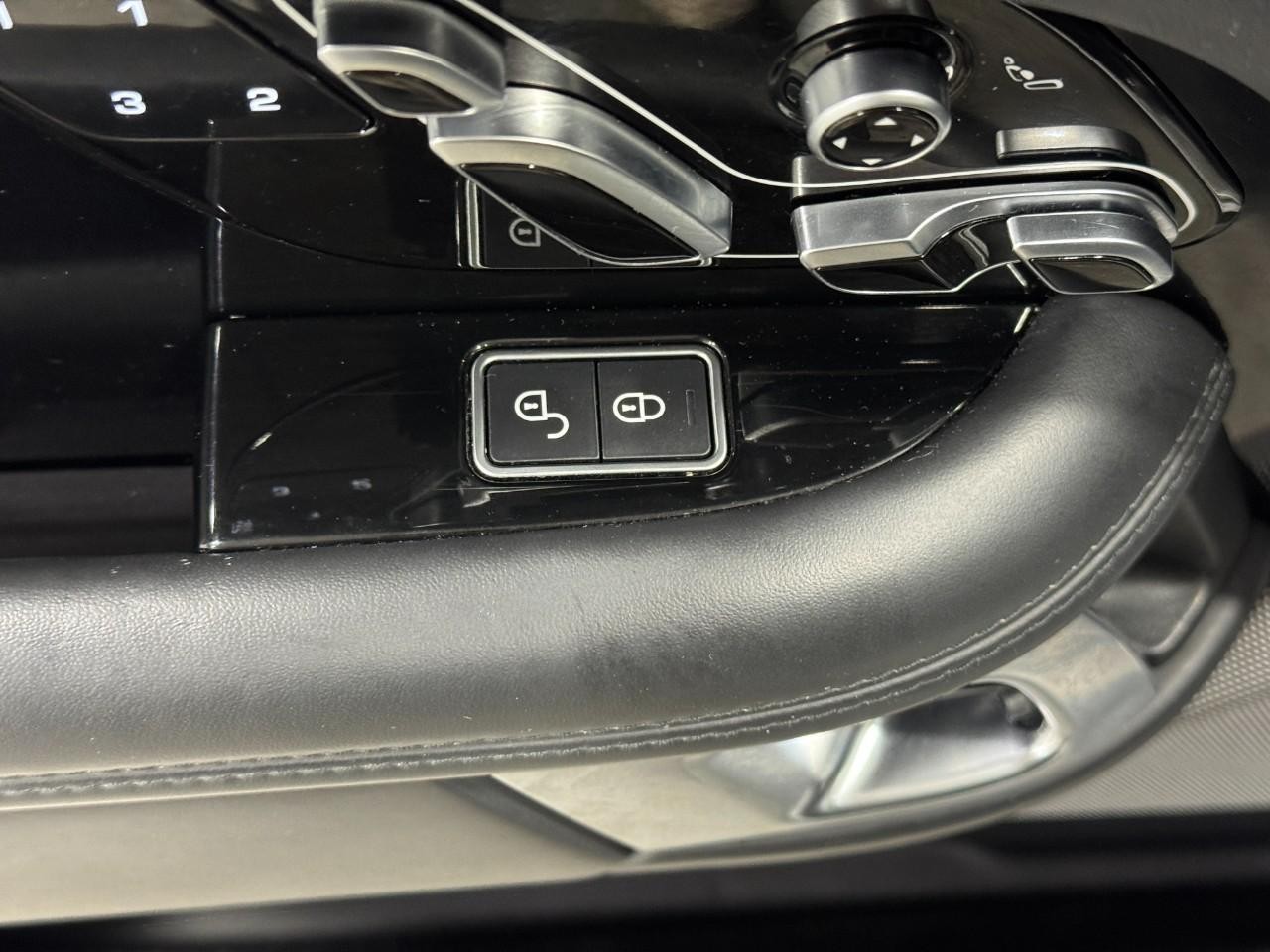 Land Rover Range Rover Vehicle Full-screen Gallery Image 27