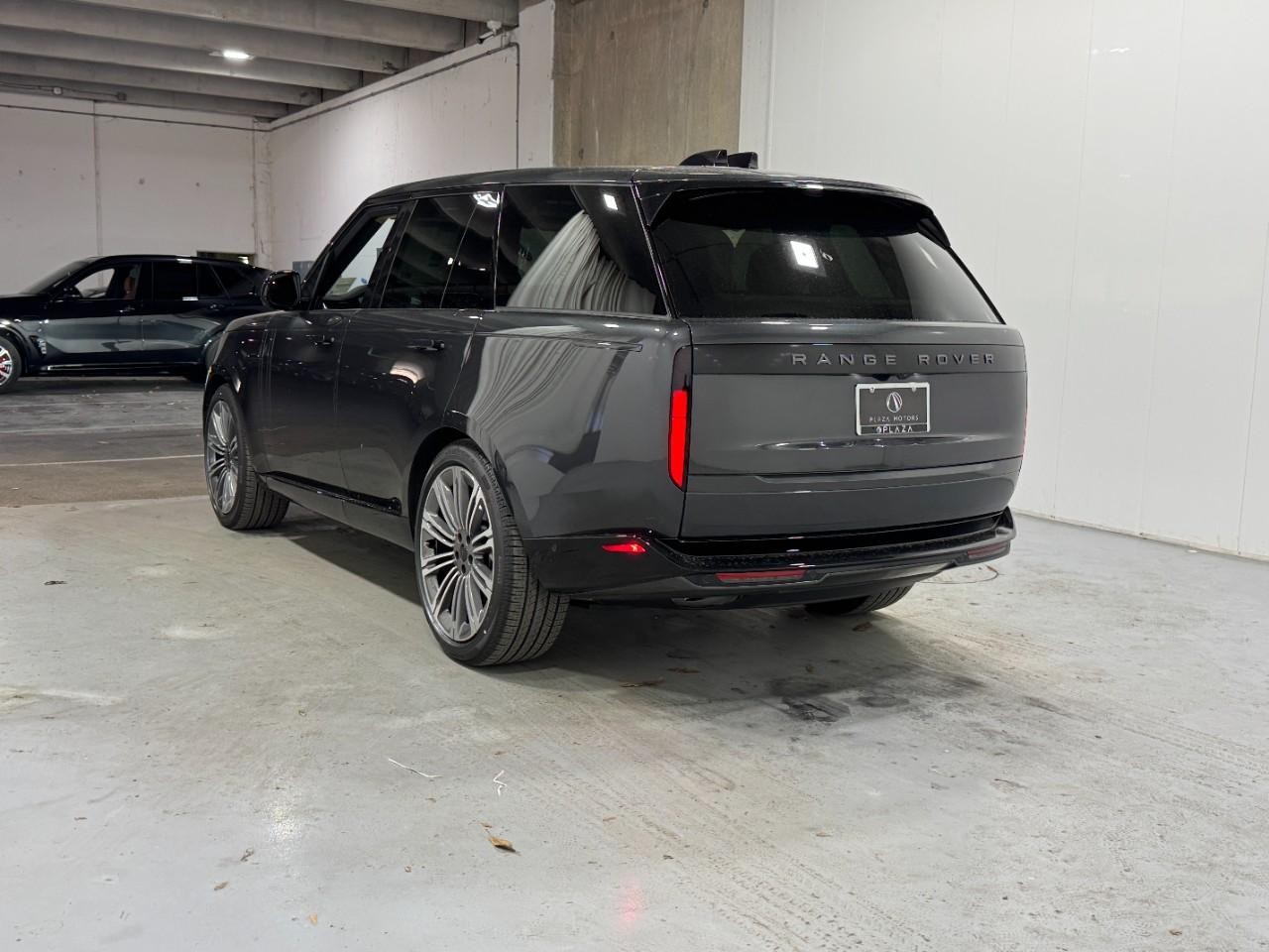 Land Rover Range Rover Vehicle Full-screen Gallery Image 3