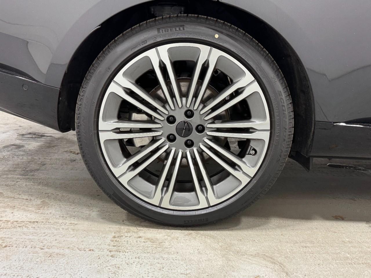 Land Rover Range Rover Vehicle Full-screen Gallery Image 5