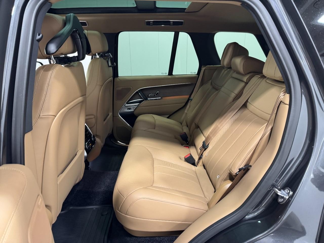 Land Rover Range Rover Vehicle Full-screen Gallery Image 8