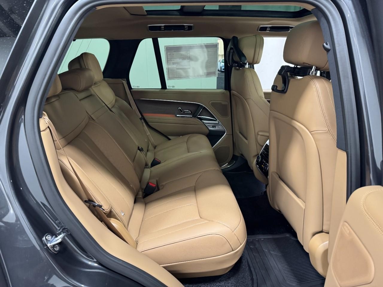 Land Rover Range Rover Vehicle Full-screen Gallery Image 10