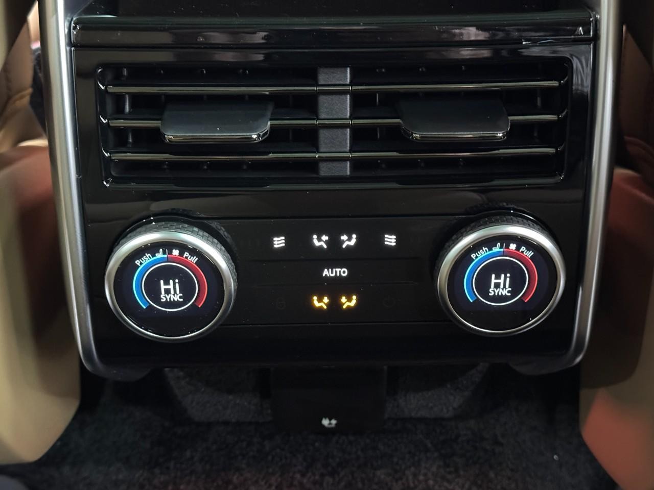 Land Rover Range Rover Vehicle Full-screen Gallery Image 11