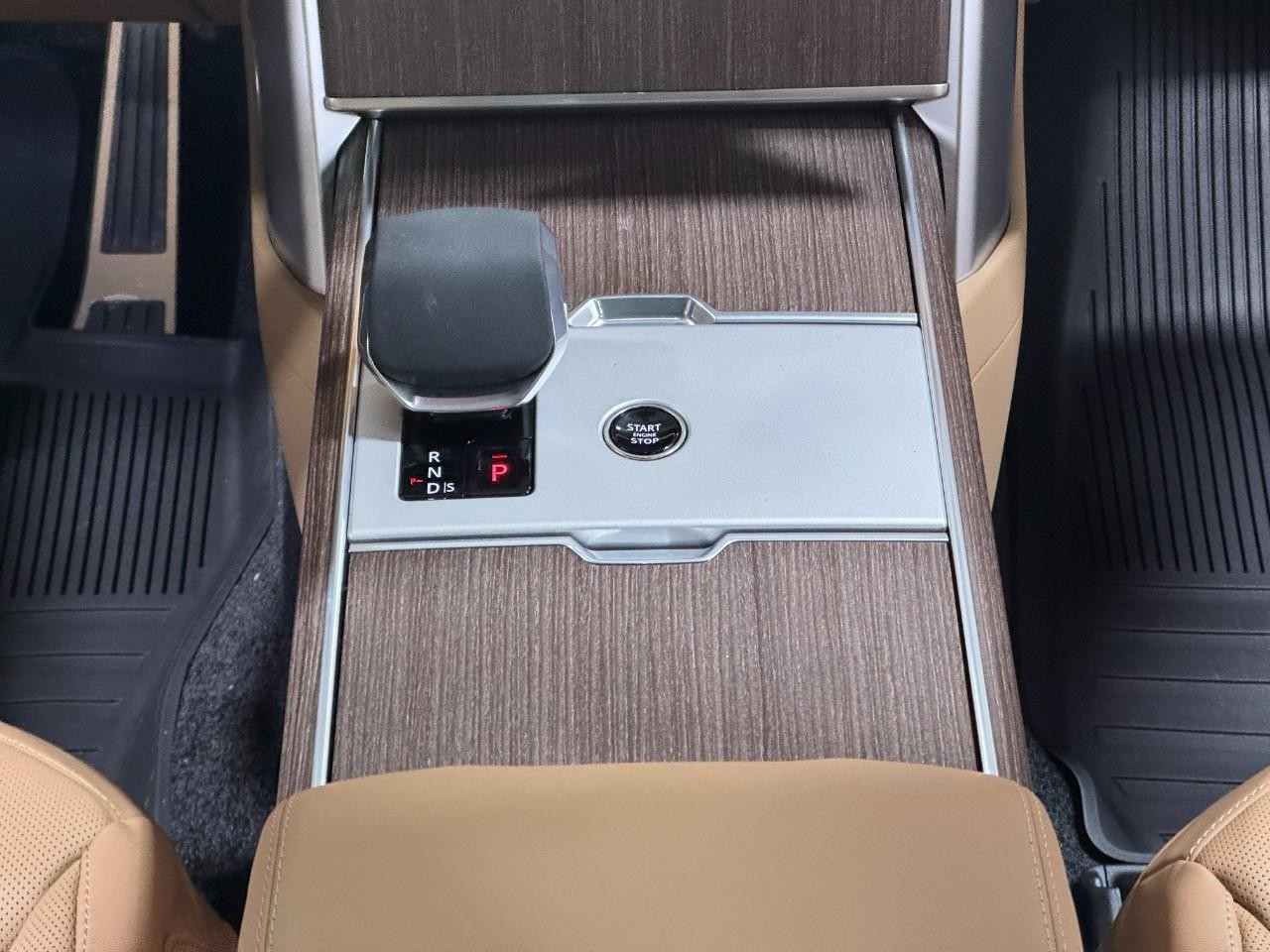 Land Rover Range Rover Vehicle Full-screen Gallery Image 16