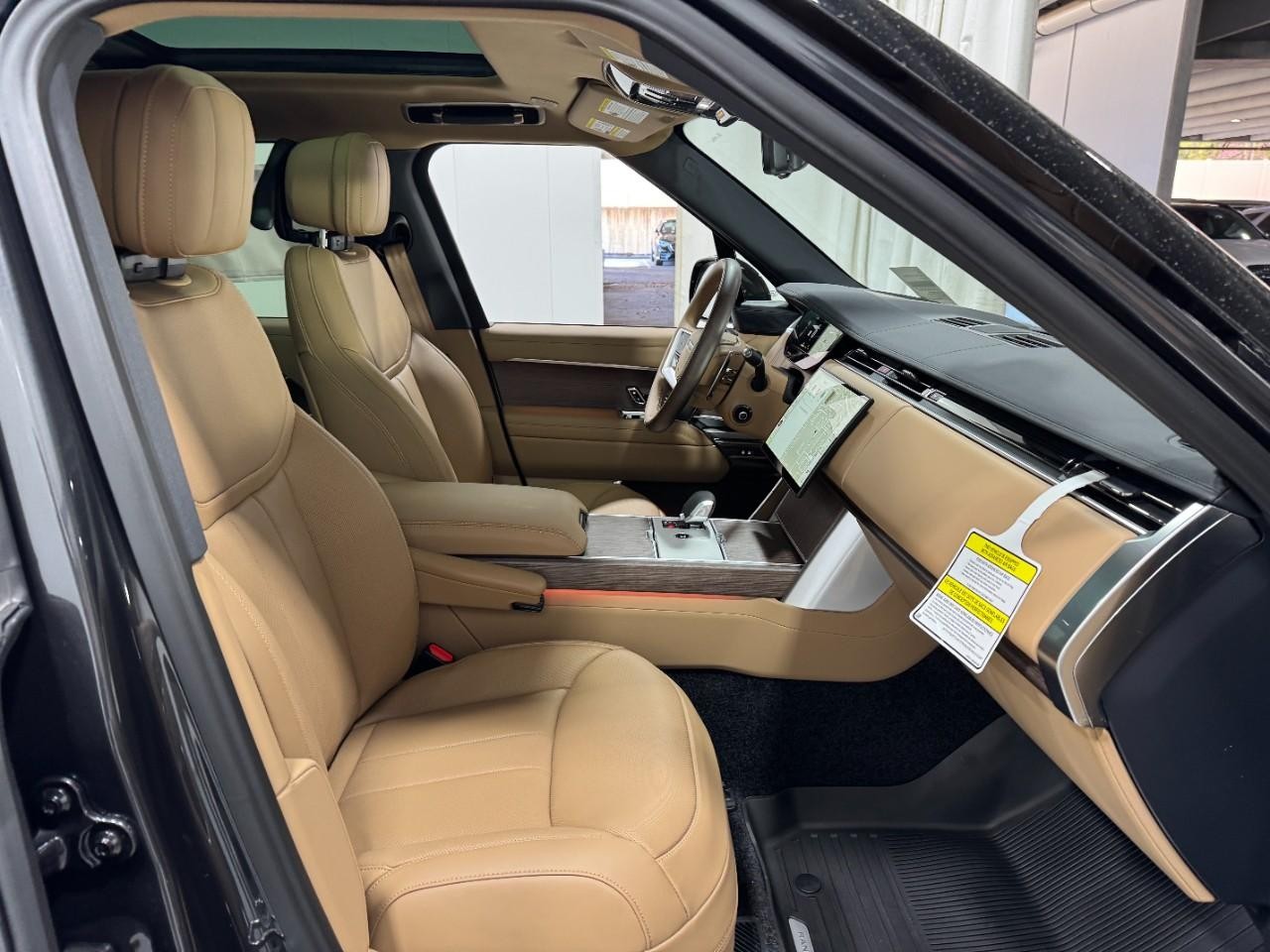 Land Rover Range Rover Vehicle Full-screen Gallery Image 18