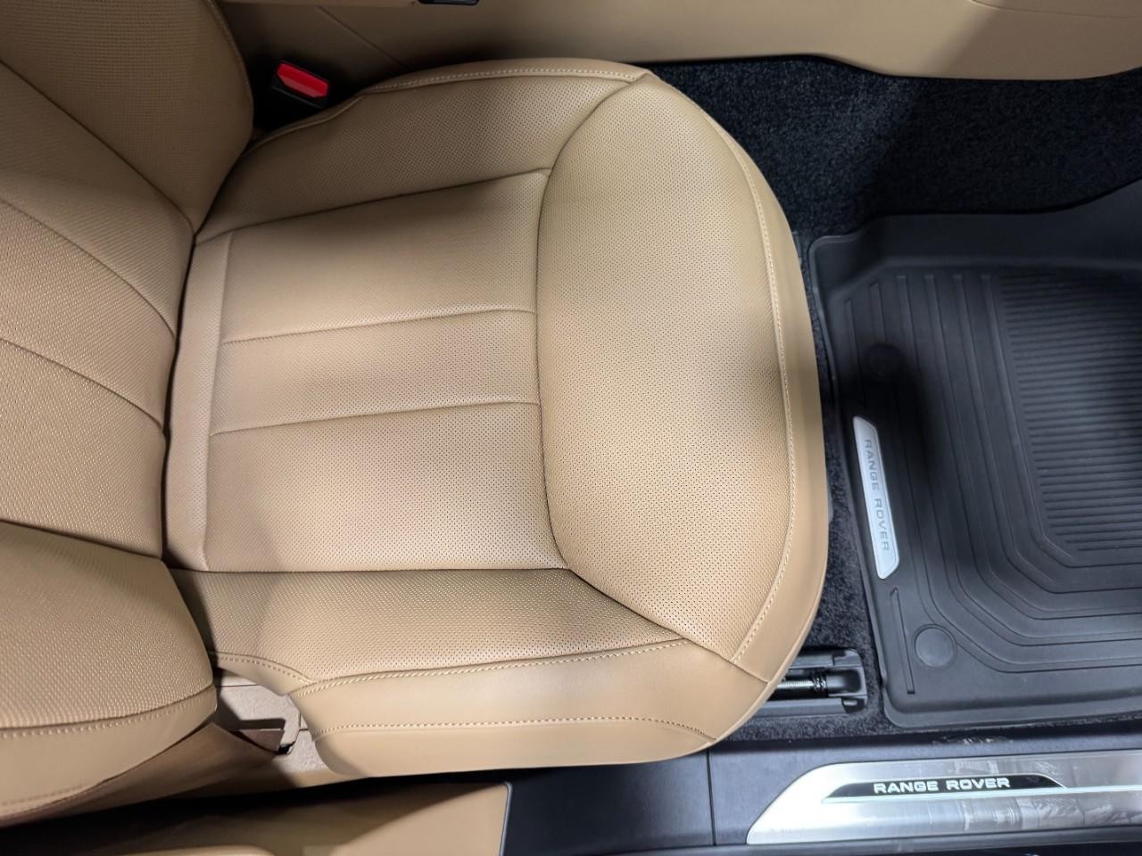 Land Rover Range Rover Vehicle Full-screen Gallery Image 19