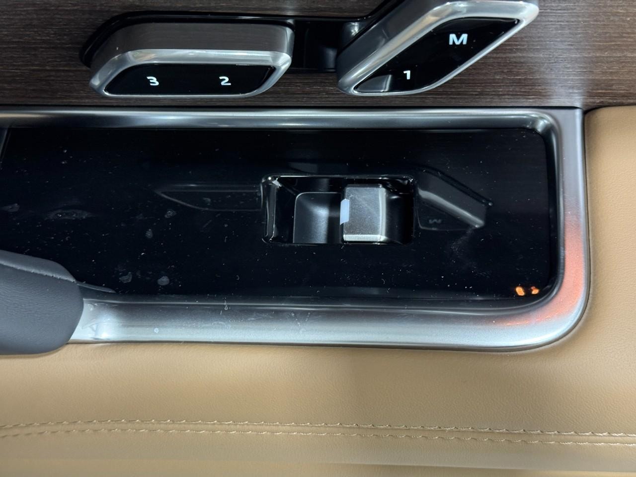 Land Rover Range Rover Vehicle Full-screen Gallery Image 21