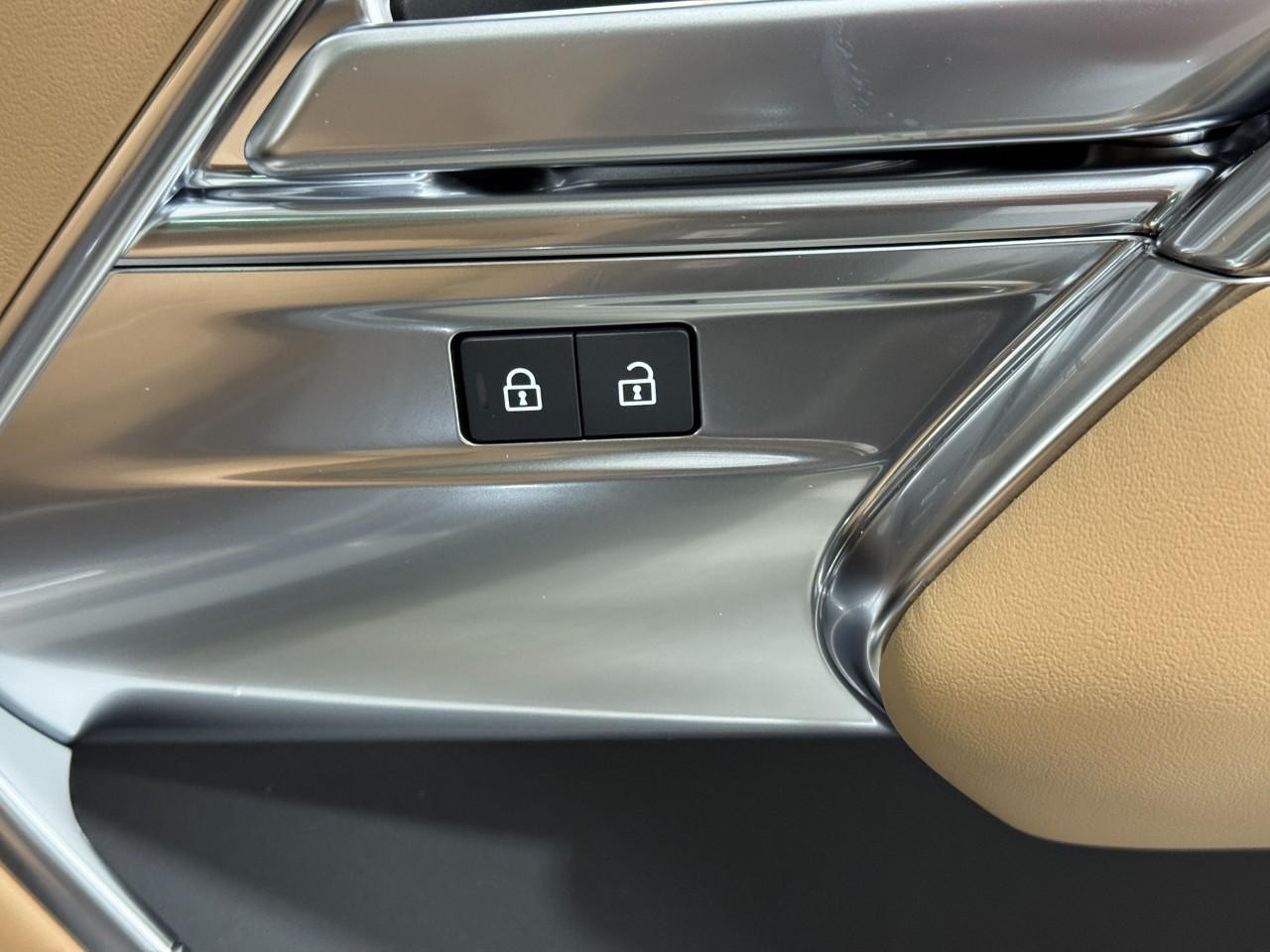 Land Rover Range Rover Vehicle Full-screen Gallery Image 22