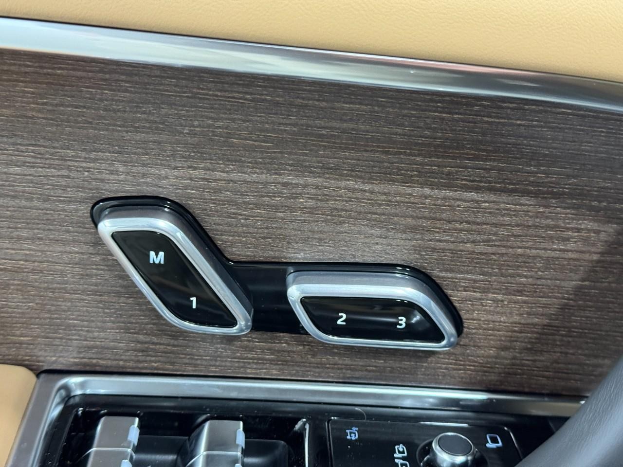 Land Rover Range Rover Vehicle Full-screen Gallery Image 24