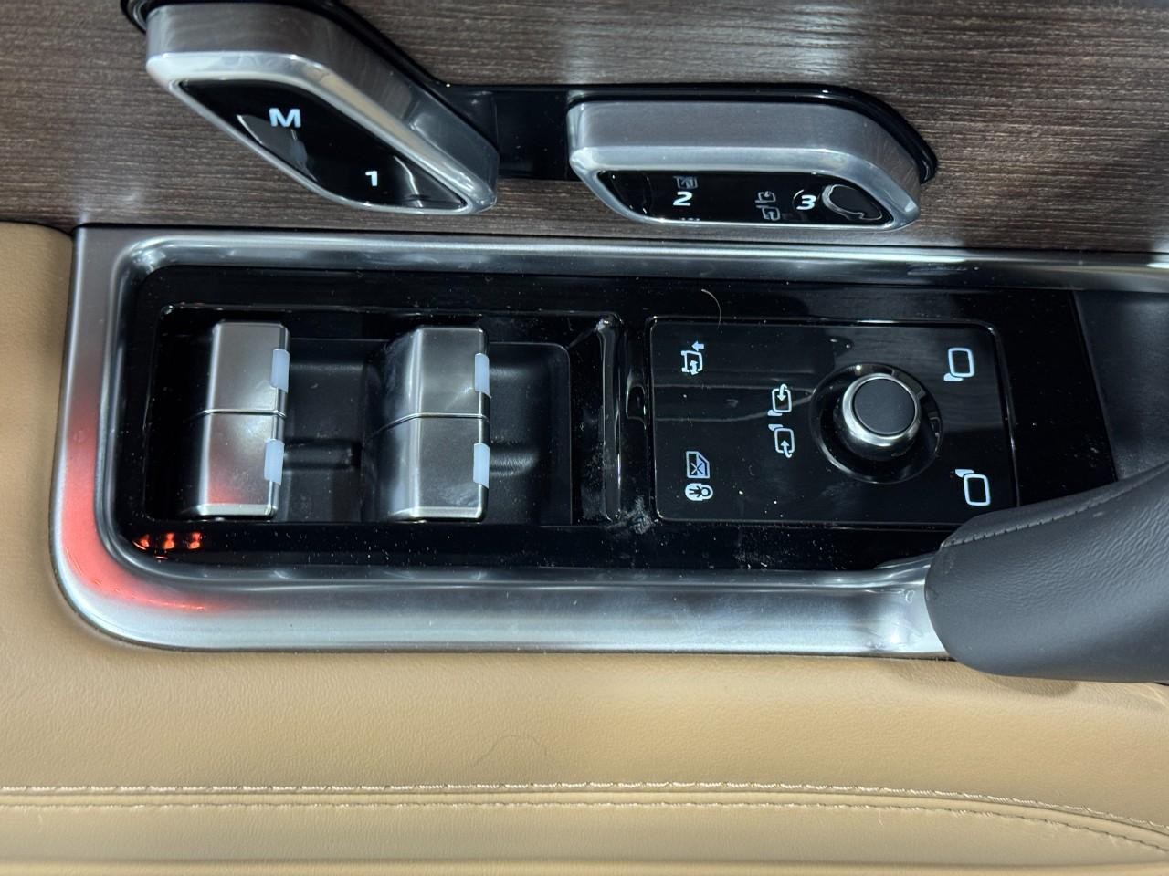 Land Rover Range Rover Vehicle Full-screen Gallery Image 25