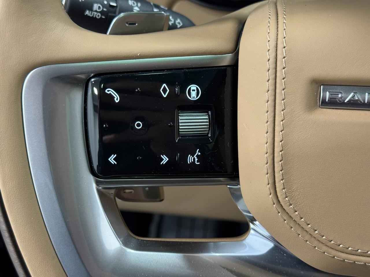 Land Rover Range Rover Vehicle Full-screen Gallery Image 30