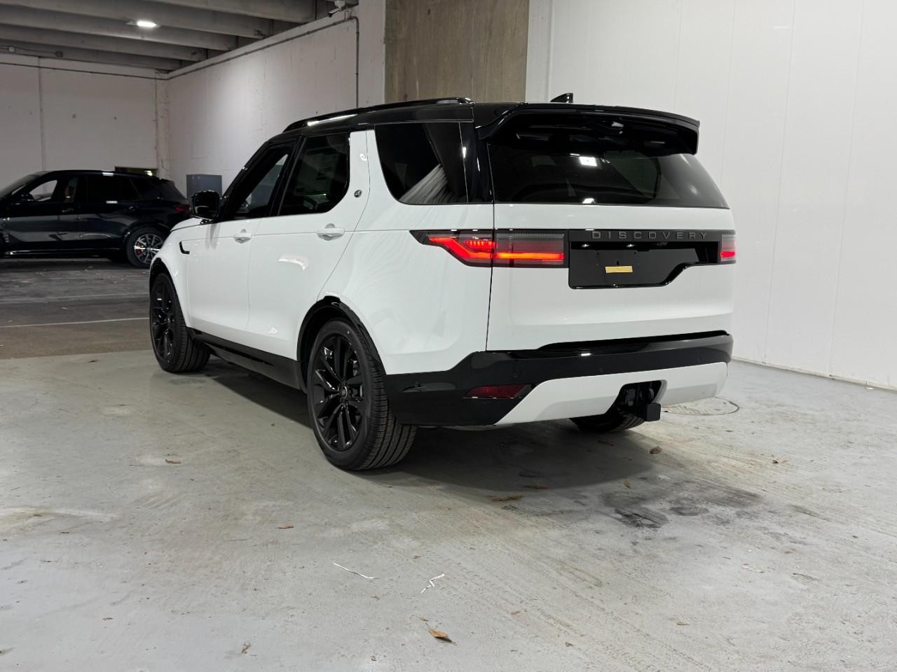 Land Rover Discovery Vehicle Full-screen Gallery Image 3