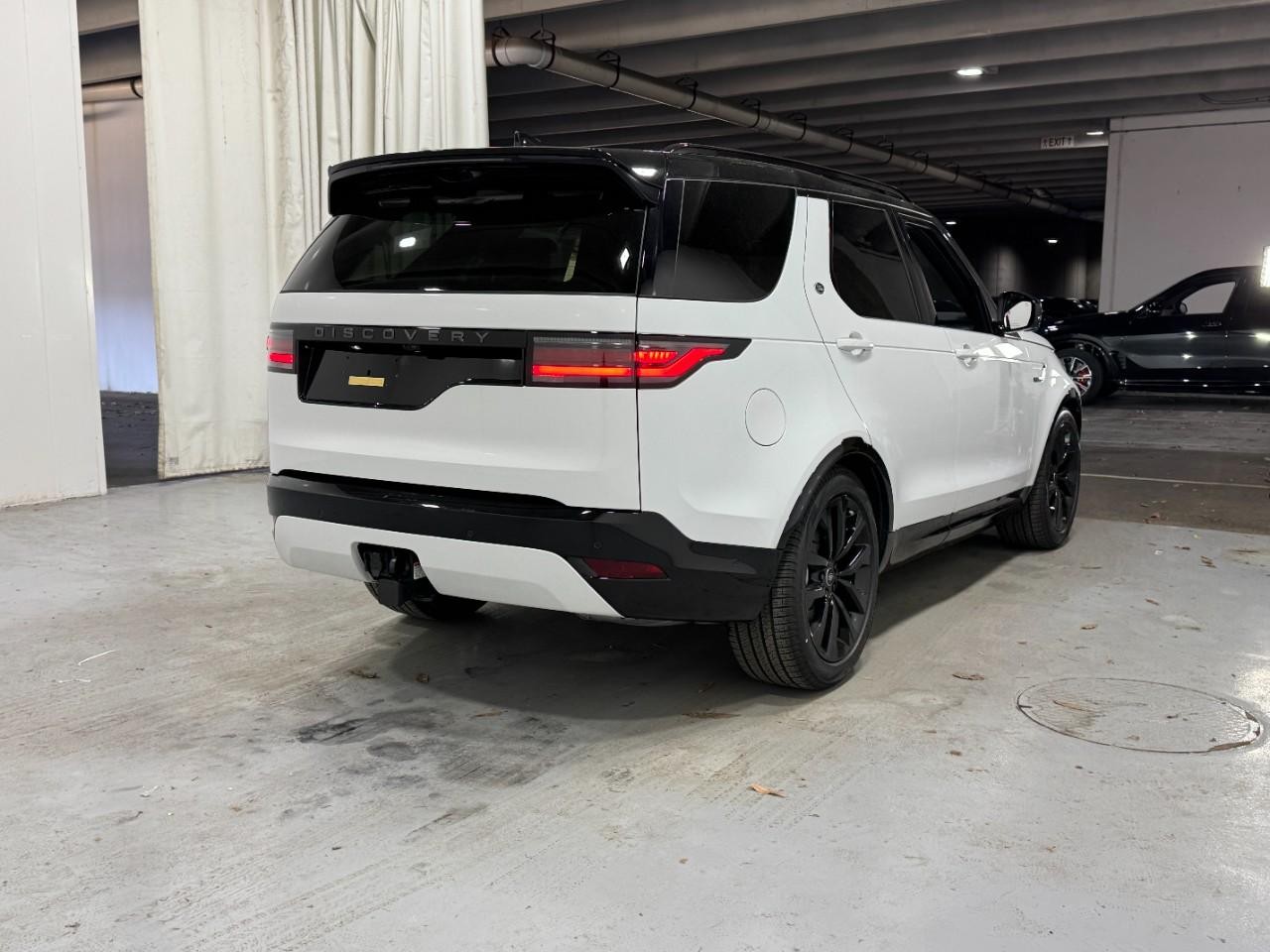 Land Rover Discovery Vehicle Full-screen Gallery Image 4
