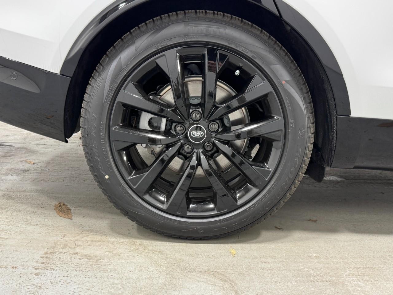 Land Rover Discovery Vehicle Full-screen Gallery Image 5