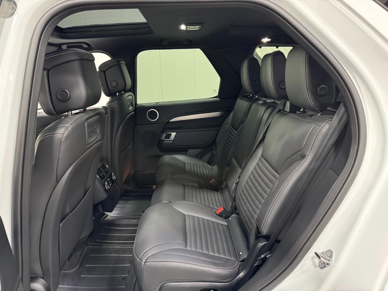 Land Rover Discovery Vehicle Full-screen Gallery Image 8