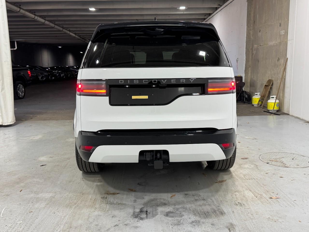 Land Rover Discovery Vehicle Full-screen Gallery Image 9