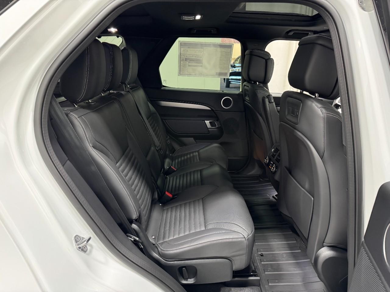 Land Rover Discovery Vehicle Full-screen Gallery Image 10