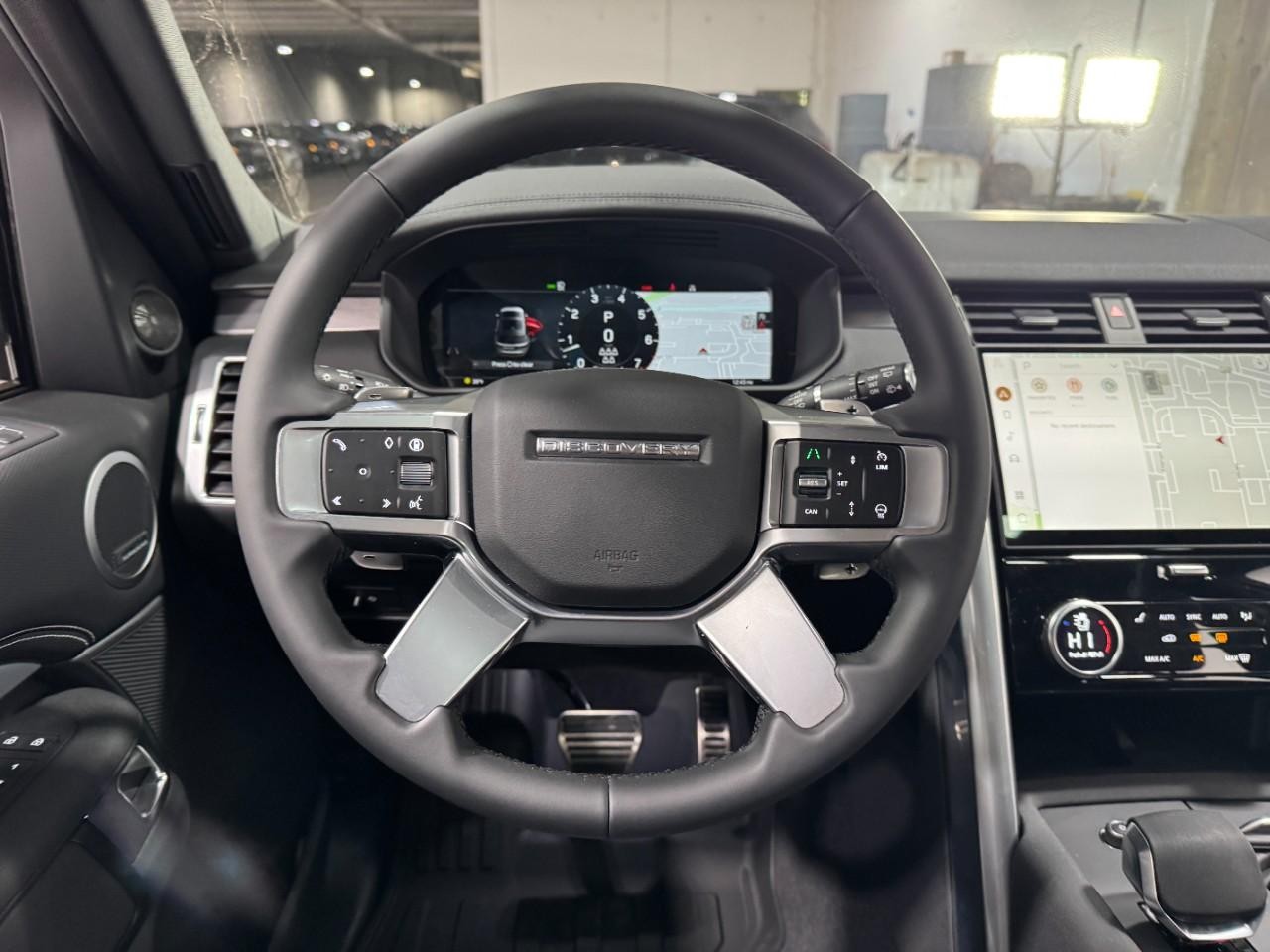 Land Rover Discovery Vehicle Full-screen Gallery Image 14