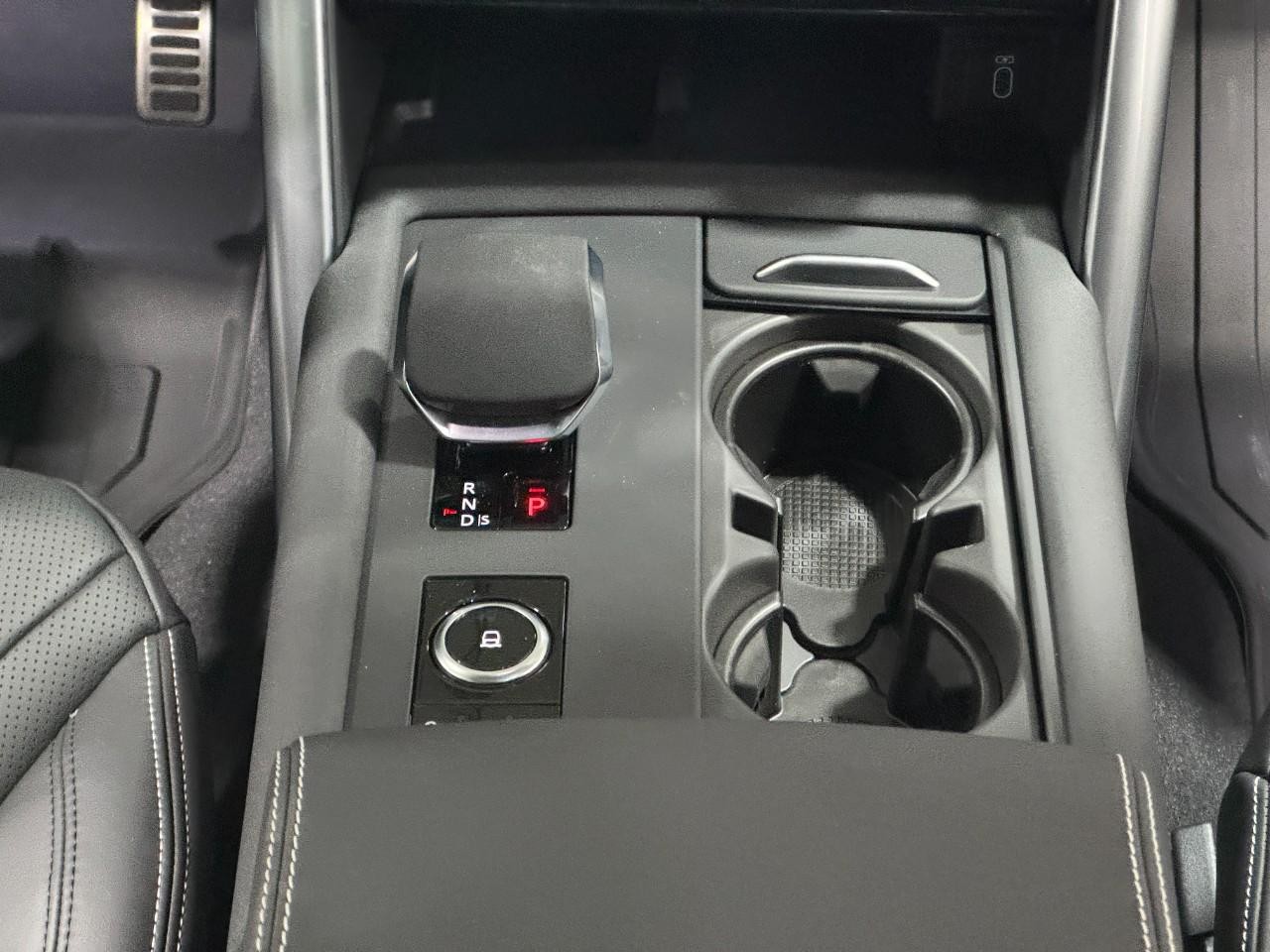 Land Rover Discovery Vehicle Full-screen Gallery Image 17