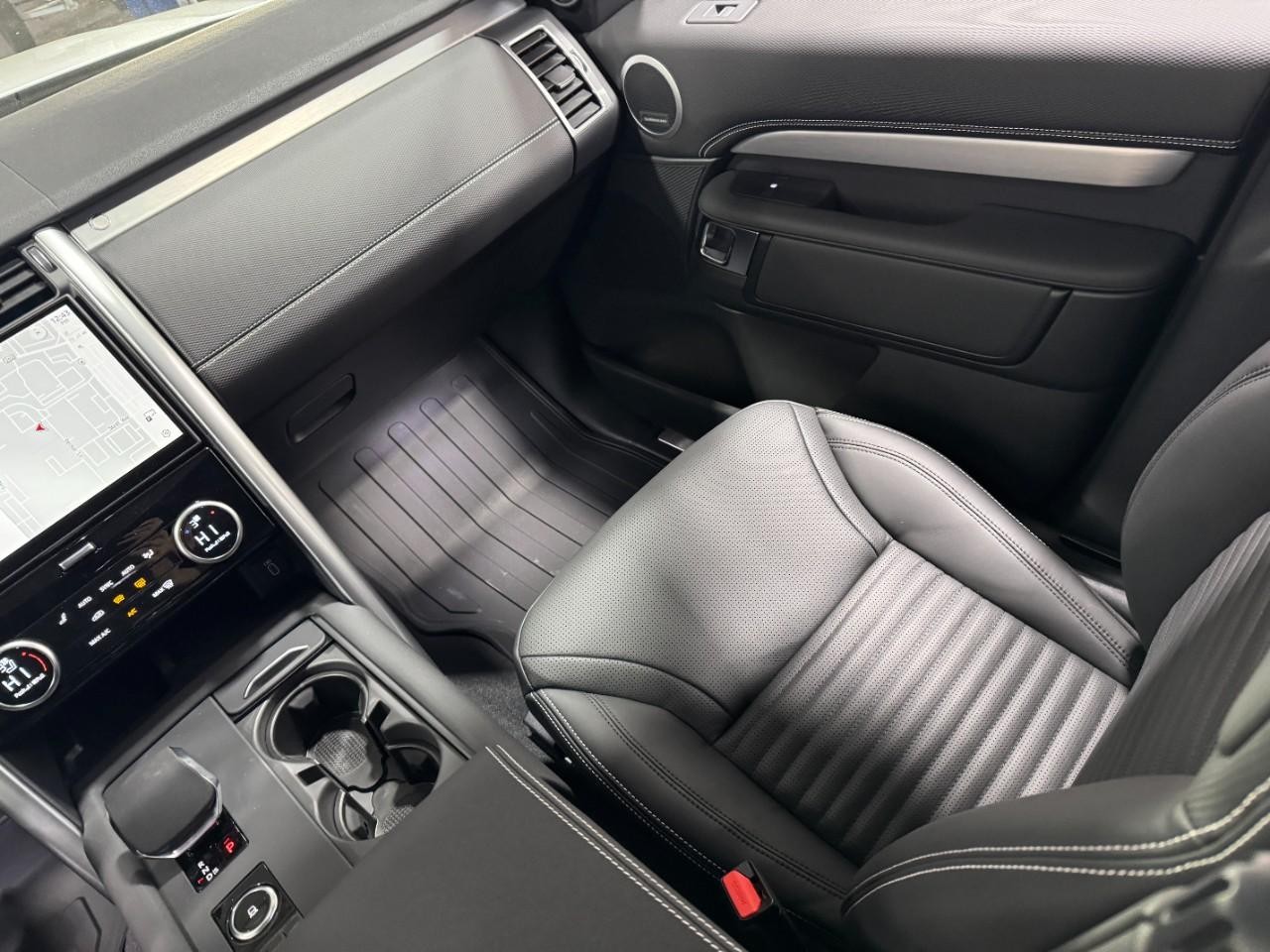 Land Rover Discovery Vehicle Full-screen Gallery Image 18