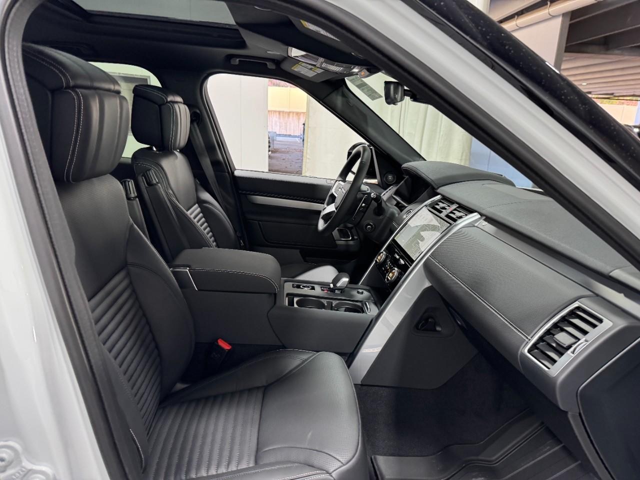 Land Rover Discovery Vehicle Full-screen Gallery Image 19