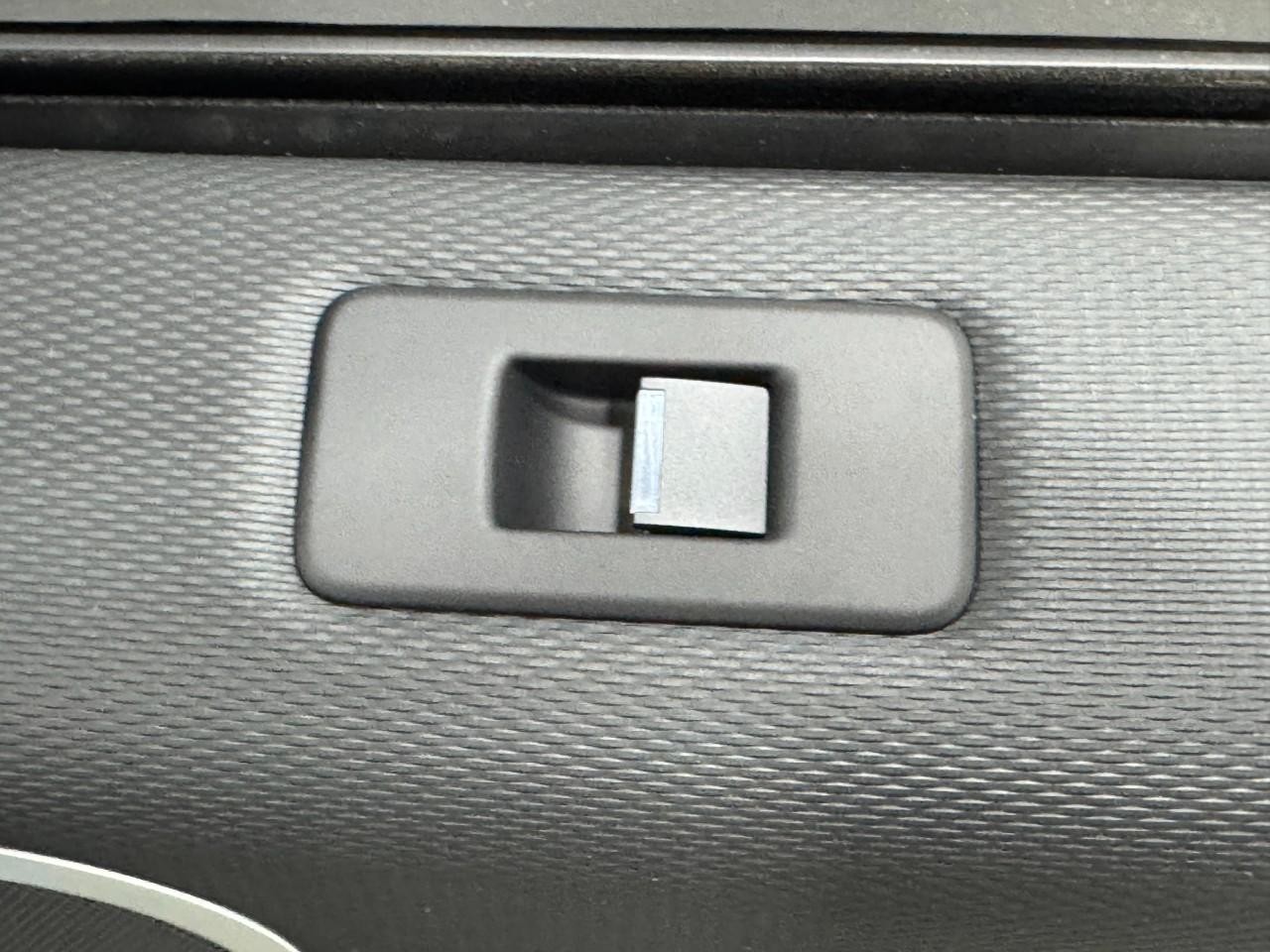 Land Rover Discovery Vehicle Full-screen Gallery Image 22