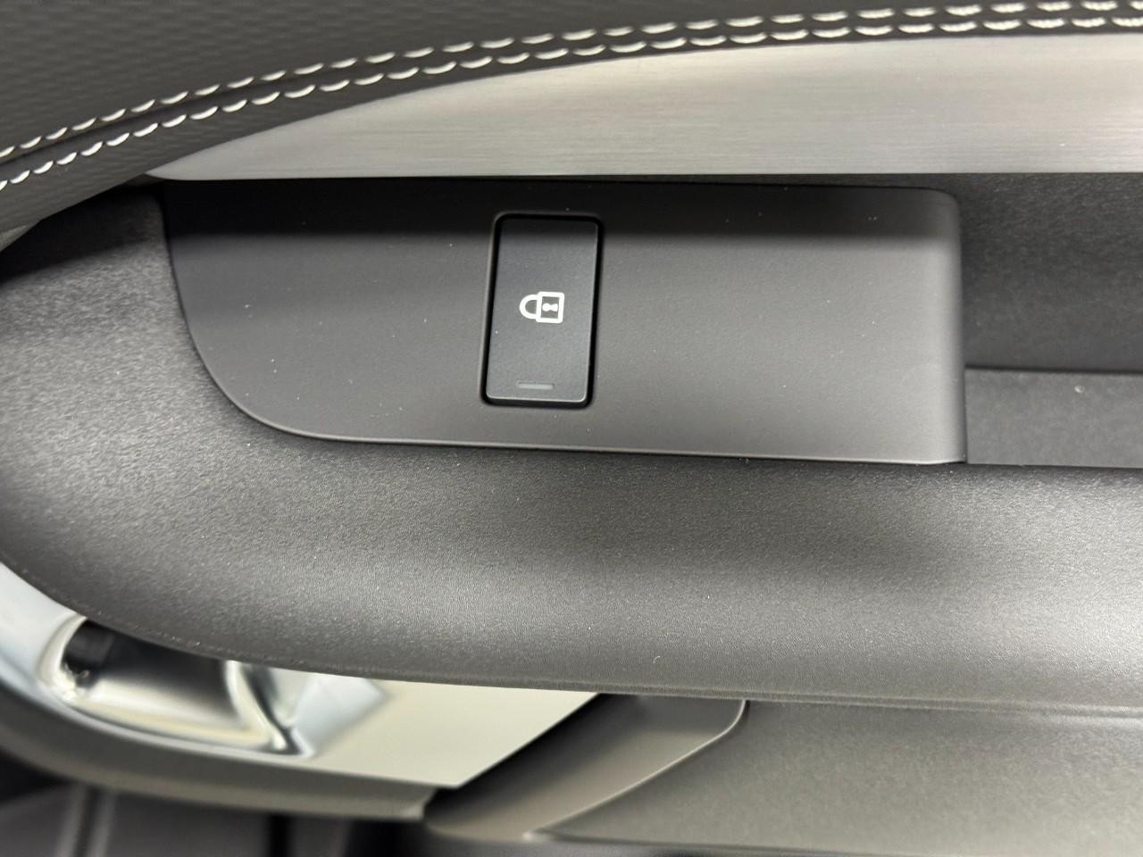 Land Rover Discovery Vehicle Full-screen Gallery Image 24