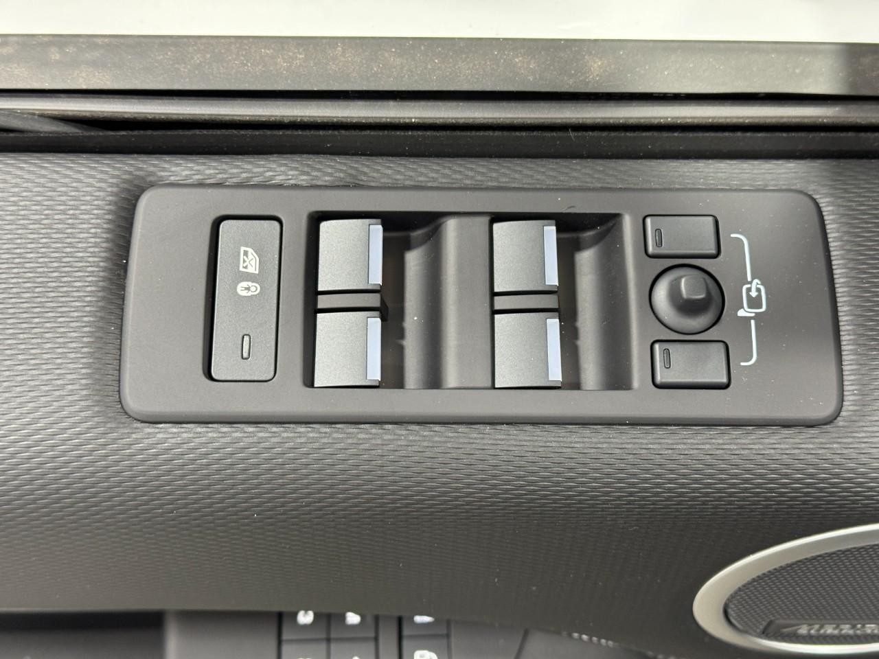 Land Rover Discovery Vehicle Full-screen Gallery Image 25