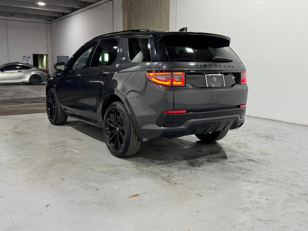 Land Rover Discovery Sport Vehicle Full-screen Gallery Image 3