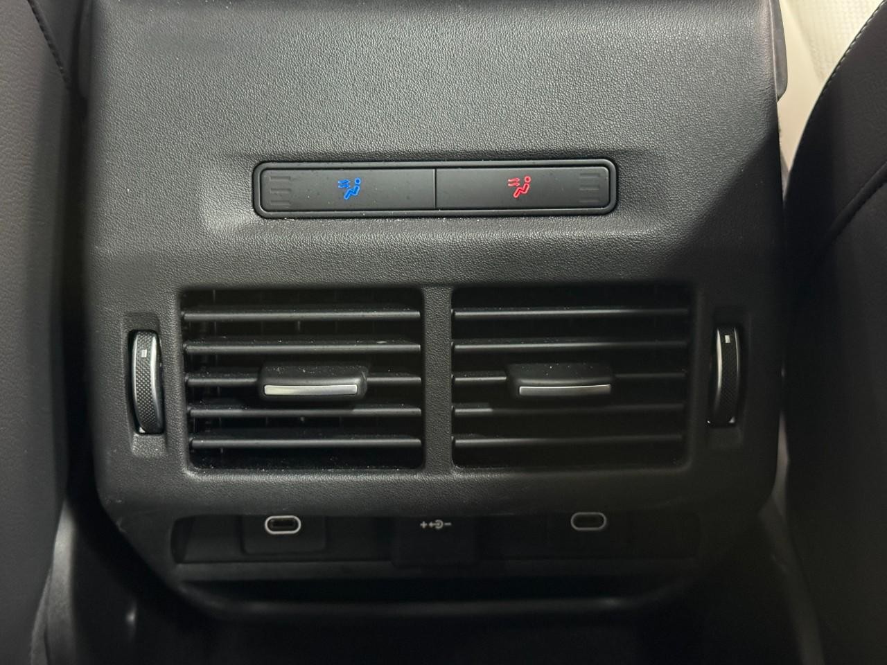 Land Rover Discovery Sport Vehicle Full-screen Gallery Image 11