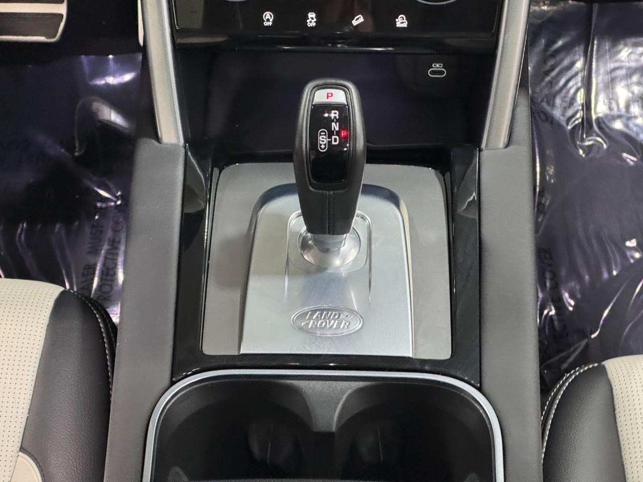 Land Rover Discovery Sport Vehicle Full-screen Gallery Image 16