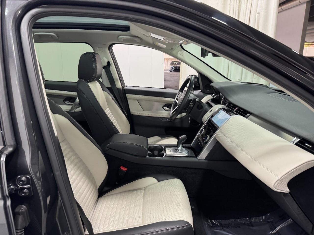 Land Rover Discovery Sport Vehicle Full-screen Gallery Image 18