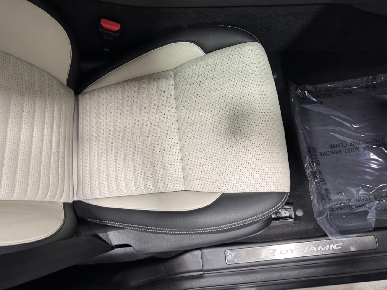 Land Rover Discovery Sport Vehicle Full-screen Gallery Image 19