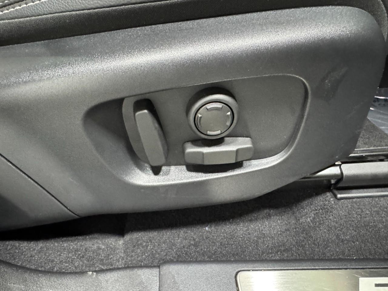 Land Rover Discovery Sport Vehicle Full-screen Gallery Image 20