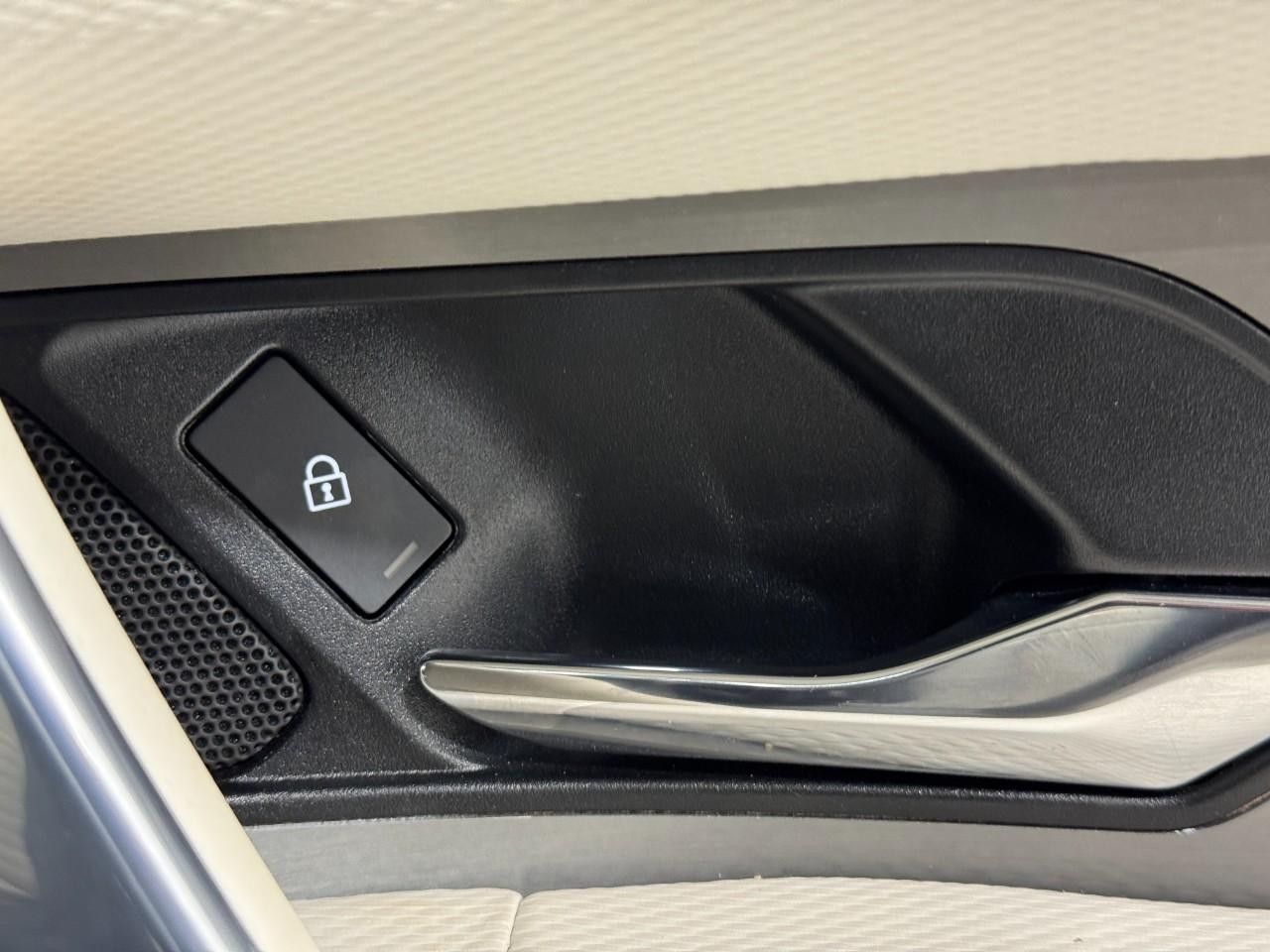 Land Rover Discovery Sport Vehicle Full-screen Gallery Image 22