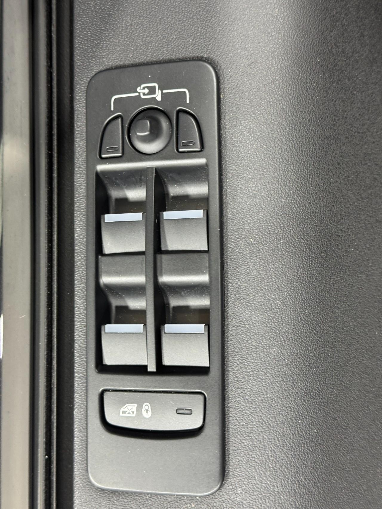 Land Rover Discovery Sport Vehicle Full-screen Gallery Image 23