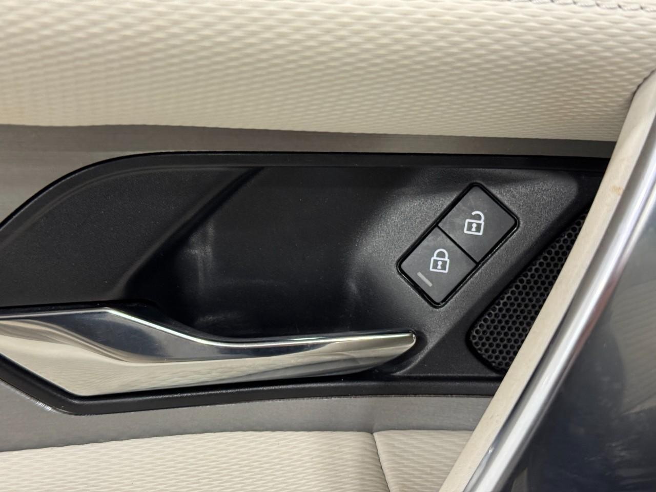 Land Rover Discovery Sport Vehicle Full-screen Gallery Image 24