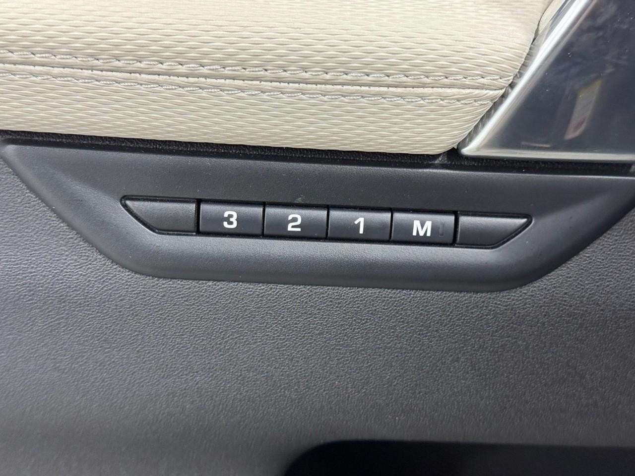 Land Rover Discovery Sport Vehicle Full-screen Gallery Image 25