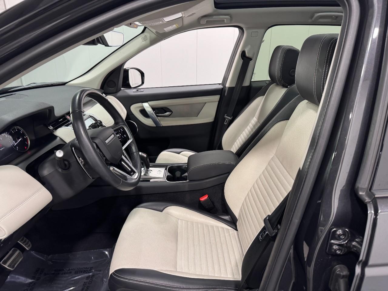 Land Rover Discovery Sport Vehicle Full-screen Gallery Image 26