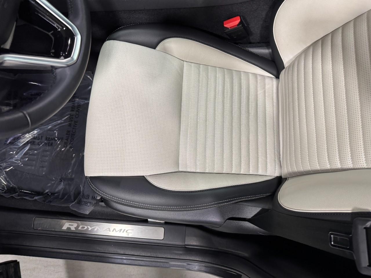 Land Rover Discovery Sport Vehicle Full-screen Gallery Image 27