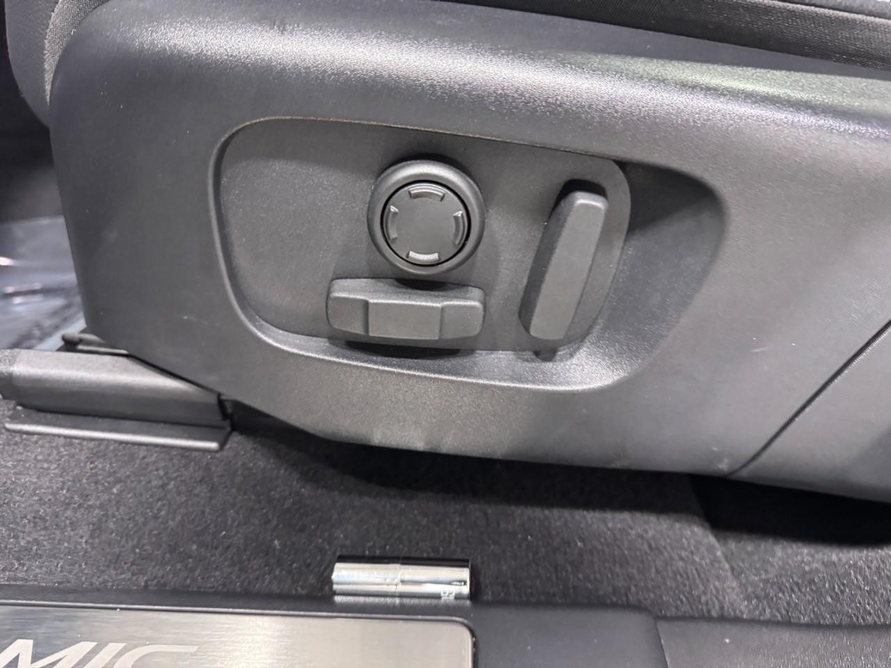 Land Rover Discovery Sport Vehicle Full-screen Gallery Image 28