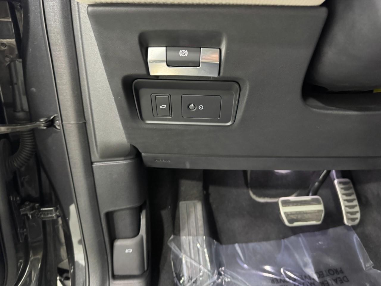 Land Rover Discovery Sport Vehicle Full-screen Gallery Image 29